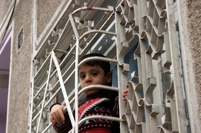 4 Yaşındaki Çocuk Eve Camdan Girmeye Kalkınca Demir Parmaklıklara Sıkıştı