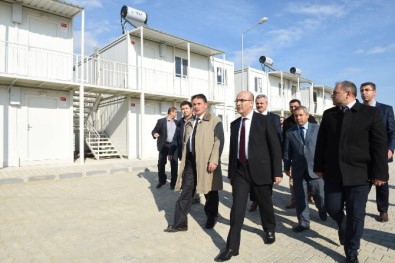 Vali Demirtaş, Sarıçam'da Yapımı Devam Eden 'Konteyner Kent'Te İncelemelerde Bulundu
