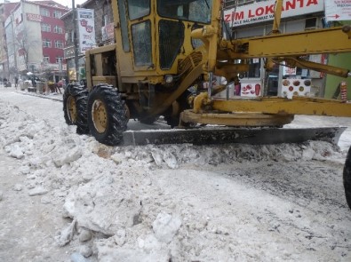 Kars Belediyesi Cadde Ve Kaldırımların Karını Temizledi