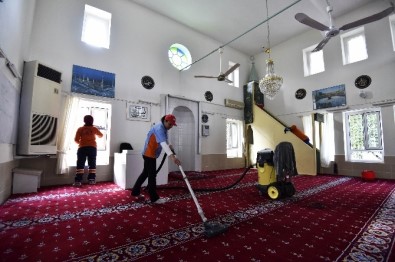 Muratpaşa Belediyesi Camilerin Temizliğini Sürdürüyor