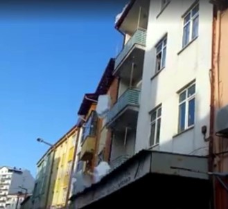 Seydişehir'de Çatıdaki Karlar Tehlike Saçıyor