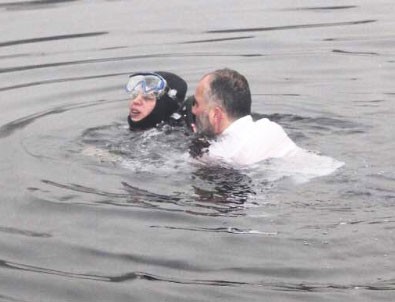 Denize atlayan Belediye Başkanı fenalaşan dalgıcı kurtardı