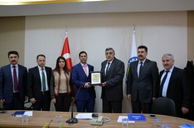 Üniversite Senatosunda Başhekim Karsen'e Plaket Verildi