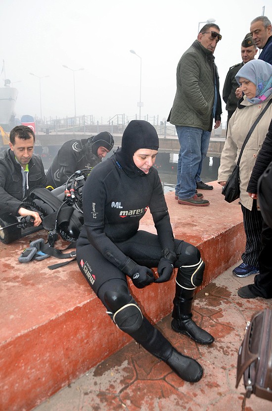 Boğulma tehlikesi geçiren kadın dalgıcı belediye başkanı kurtardı