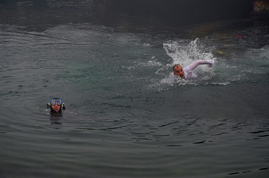 Boğulma tehlikesi geçiren kadın dalgıcı belediye başkanı kurtardı