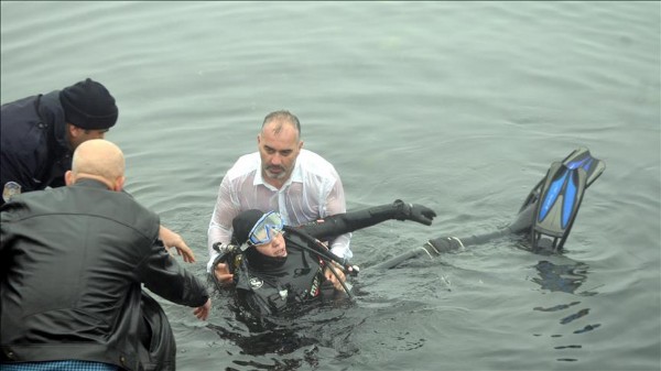 Boğulma tehlikesi geçiren kadın dalgıcı belediye başkanı kurtardı