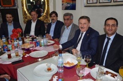 AK Parti'li Eski Başkanlar Yemekte Bir Araya Geldi