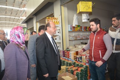 Başkan Özakcan, Fatih Kapalı Pazar Yeri Esnafını Ziyaret Etti