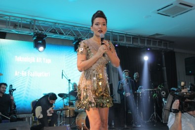 Demet Akalın Elazığ'da Konser Verdi