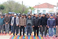 GÜNEŞLİ HAVA - Sağanak Yağış Altında Cuma Namazı