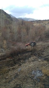 Traktör Elektrik Direğine Çarpınca Yangın Çıktı