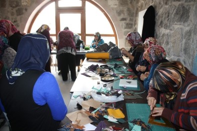 Uçhisar Kadın Kültür Ve Eğitim Merkezi'nde, Deri Ve Aksesuar Kursu Açıldı