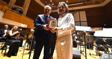 Usta Sanatçı Timur Selçuk'a 50. Yıl Plaketi