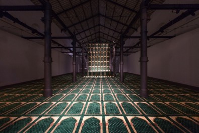 Azerbaycanlı Sanatçı Faig Ahmed, El Yapımı Halıları İlginç Yöntemlerle Sanata Dönüştürüyor