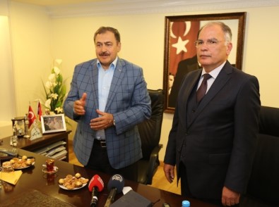 Bakan Eroğlu, Selçuk Belediyesini Ziyaret Etti