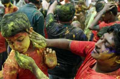 Holi Festivali Renkli Görüntülere Sahne Oldu