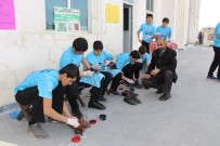 ABDURRAHMAN TOPRAK - Öğrenciler Cami Cemaatinin Ayakkabılarını Boyadı