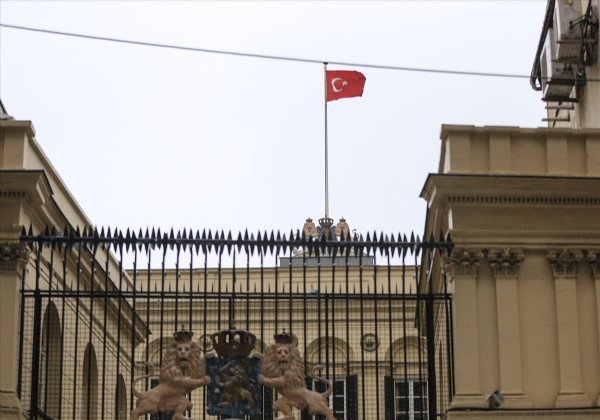 Hollanda konsolosluğunda Türk bayrağı göndere çekildi