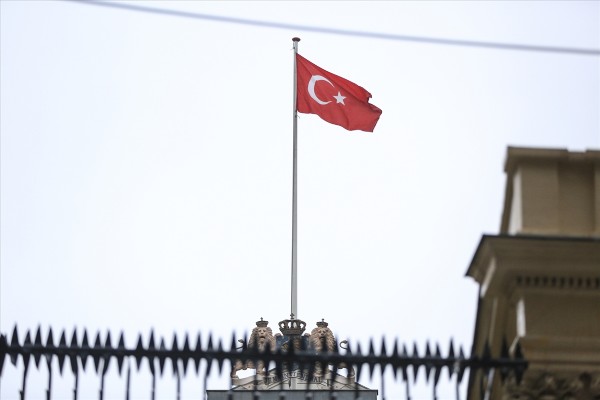 Hollanda konsolosluğunda Türk bayrağı göndere çekildi
