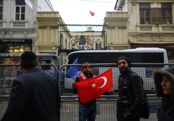 Hollanda konsolosluğunda Türk bayrağı göndere çekildi