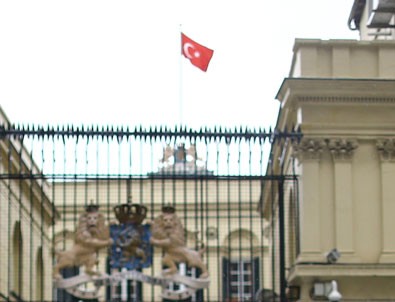 Hollanda konsolosluğunda Türk bayrağı göndere çekildi