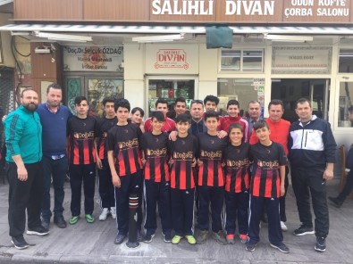 Manisalı Futsal Takımı Öğrencileri Moral Yemeğinde Buluştu