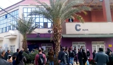 Şanlıurfa'da Geç Kalan Öğrenciler Sınava Alınmayınca Okulun Pencere Ve Kapılarına Zarar Verdi