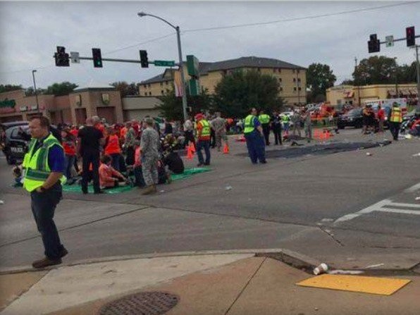 Otobüs kalabalığın içine daldı