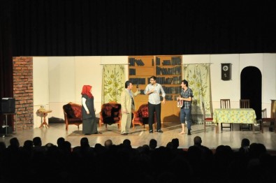 Akşehir'de 'Karanlıkta Açan Çiçekler' İsimli Tiyatro Oyunu Sahnelendi