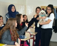 RAMAZAN KESKIN - Dersi Hayvanlarla Birlikte İşliyorlar