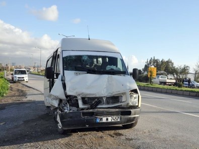 Hatay'da İki Yolcu Minibüsü Çarpıştı Açıklaması 6 Yaralı