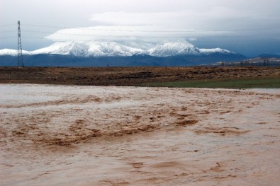 Karaman'da Sağanak Yağış Dereleri Taşırdı