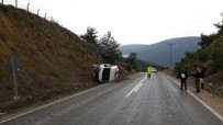 Osmaneli'de Minibüs Devrildi, 4 Yaralı