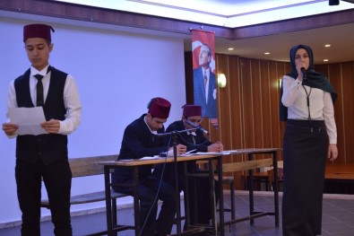 Sarayköy'de Öğrenciler Ve Öğretmenler İstiklal Marşı İçin Bir Araya Geldi