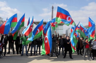 Azerbaycan Vatandaşlarından Paris'te Protesto