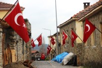 AKARYAKIT FİRMASI - Bu Köyde Her Evde Bayrak Asılı