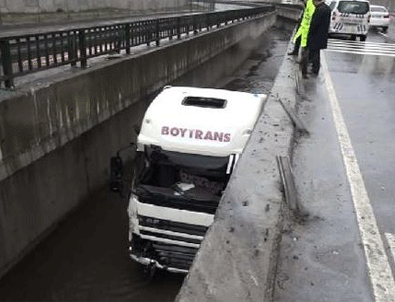 İstanbul Başakşehir'de TIR kanala uçtu