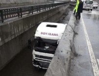 İKITELLI - İstanbul Başakşehir'de TIR kanala uçtu