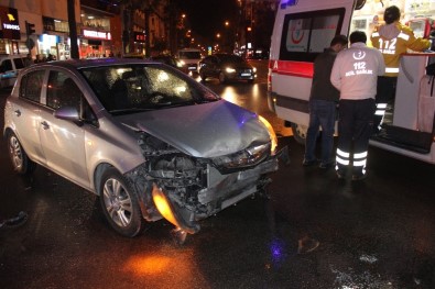 Kırmızı Işıkta Geçen Sürücü Ambulansa Çarptı Açıklaması 1 Yaralı