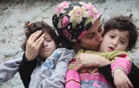 TARIM İŞÇİSİ - Evi Yanan Genç Kadın Engelli İkizleriyle Annesine Sığındı