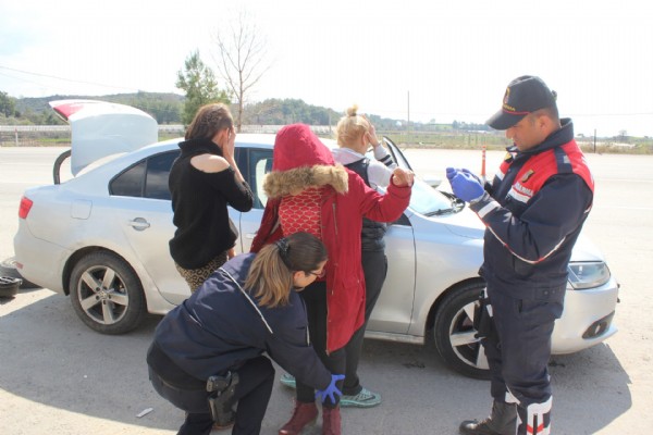 Jandarmayı görünce iç çamaşırlarını zula yaptılar