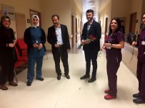 ÜLKÜCÜ - Ülkü Ocaklarının Gençleri Sağlık Çalışanlarına Çiçek Takdim Etti