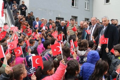 Vali Toprak'a Türk Bayraklı Karşılama