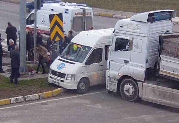 Öğretmenleri taşıyan servis tırla çarpıştı