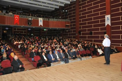 Akşehir'de 'Aile Ve Gençlik Eğitimi' Konferansı