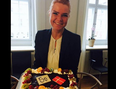 Danimarkalı bakan, göçmenlere yönelik sertleştirmeleri pastayla kutladı