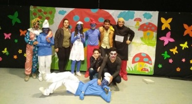 Hakkari'de 'Şirinler' Oyunu Sahnelendi