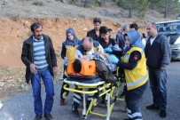 KENAN KORKMAZ - Motosikletle Kamyonet Çarpıştı Açıklaması 1'İ Ağır 2 Yaralı