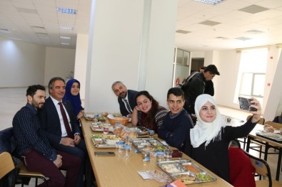 Rektör Prof. Dr. Mazhar Bağlı, Öğrencilerle Yemekte Bir Araya Geldi