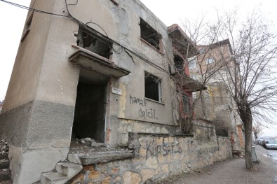 Sivas'ta Tehlike Saçan Metruk Binalar Yıkılıyor